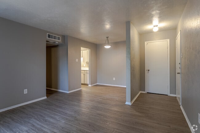 1BR, 1BA - 657SF - Living/Dining Area
