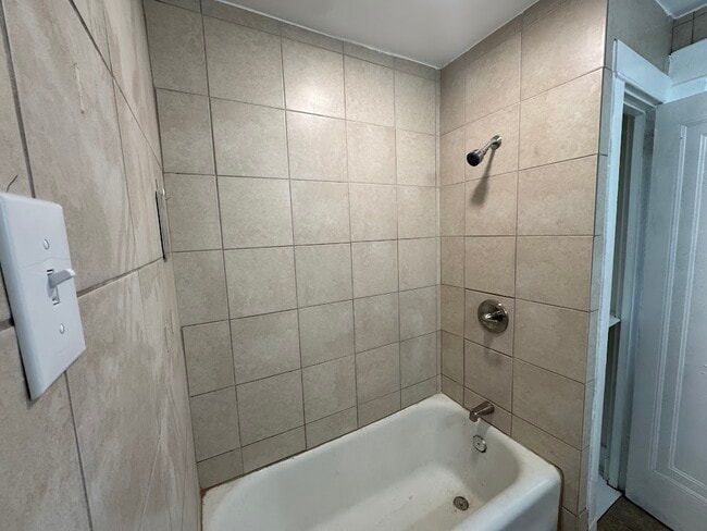 Photo - 5714 Beacon St