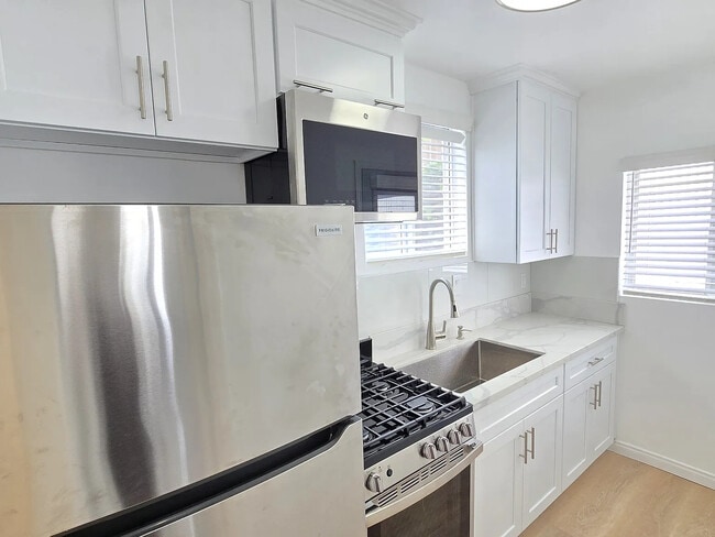 kitchen - 1041 N Edinburgh Ave Apartment Unit 1/2