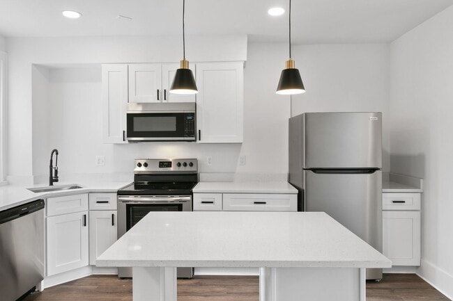 Building Photo - 1 Bedroom 1 Bath Unit 302