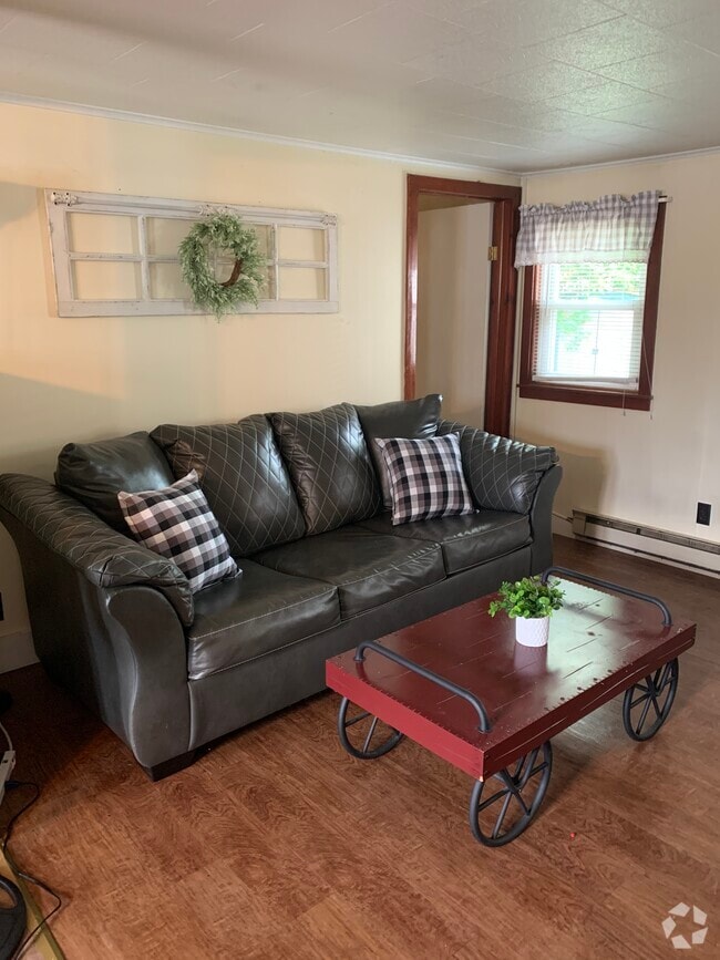 Building Photo - 24 Standish St Unit 25-26 College Housing Rental