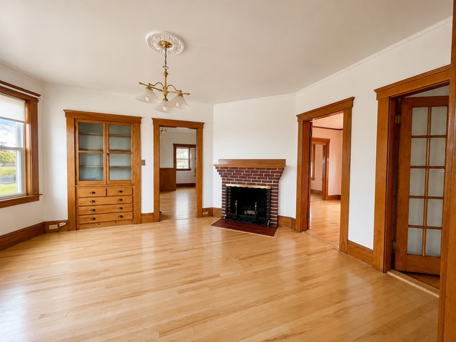 Living room - 93 Pleasant St Unit Pleasant