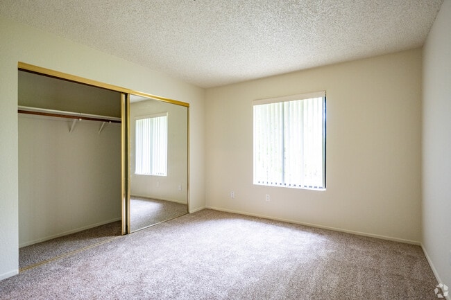 Dormitorio de 2 habitaciones y 1 baño - Creekside Village Apartments