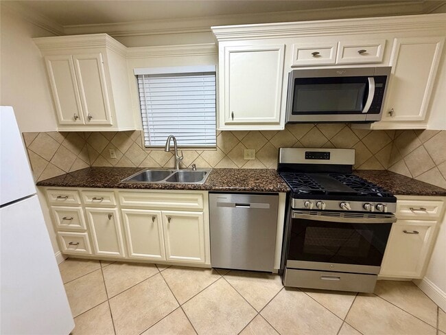 Building Photo - 2812 Wichita St Unit 6