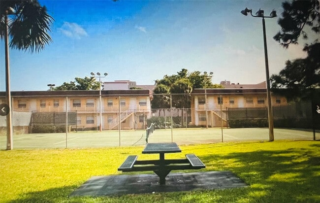 Building Photo - 5150 NE 6th Ave Unit 130