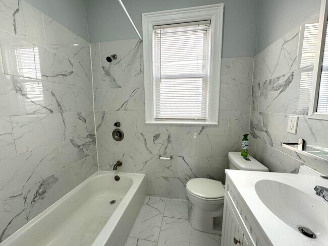 Photo - 390 Fulton Ave Unidad 2