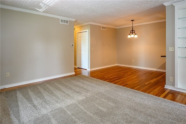 Photo - 808 Eastbrooke Ln