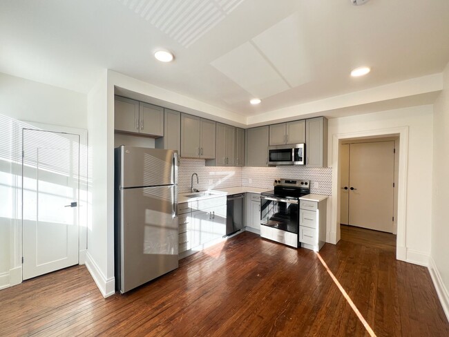 Building Photo - Newly Renovated Unit #2