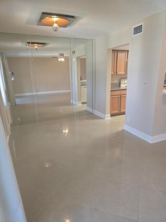 Photo - 3186 Via Poinciana Unidad 310