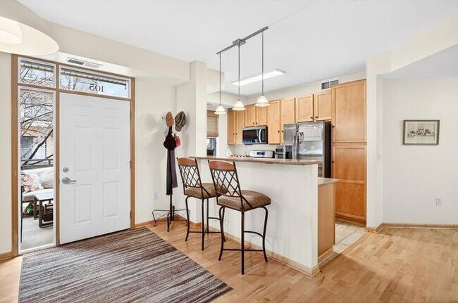 Photo - 825 Berry St