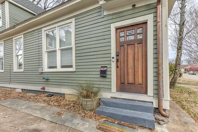 Building Photo - 2030 Young Ave