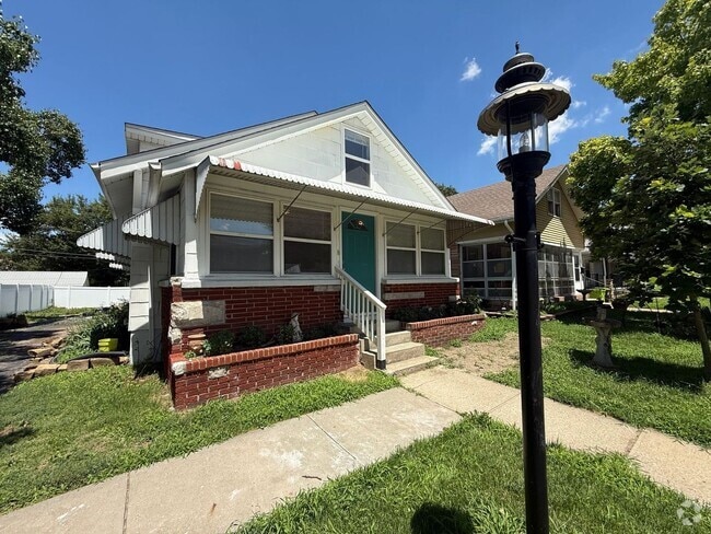Building Photo - Adorable Home Available