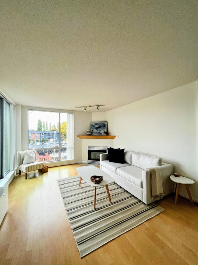 Building Photo - 1979 Yew St