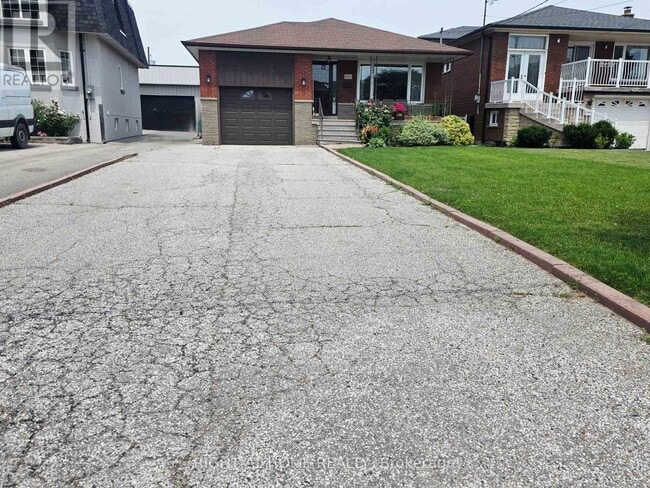 Photo - 252 Maple Leaf Dr