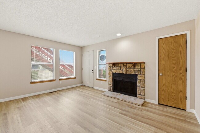 Photo - Spacious 1-Bedroom Condo in Aurora with Community Amenities Unidad 5
