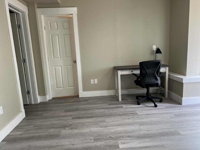 Photo - 9006 105 Ave SW