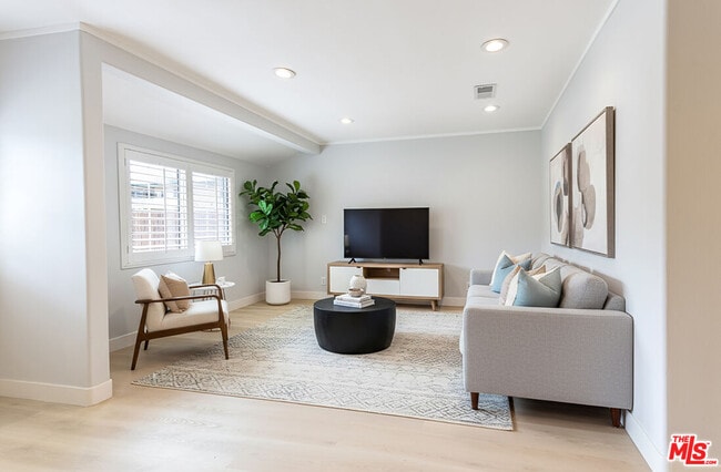 Photo - 14843 Morrison St