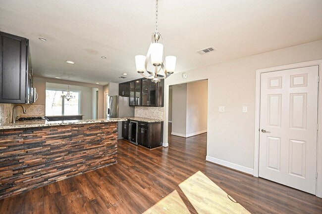Building Photo - 414 Fox Briar Ln