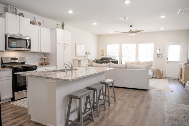 Photo - 21261 Millstream Bnd