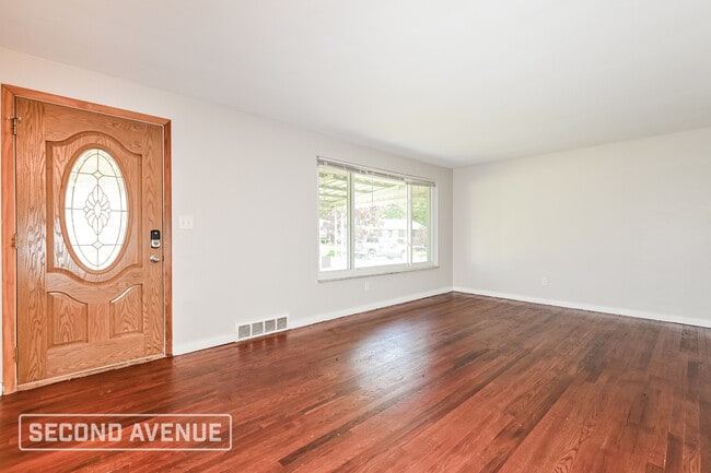 Photo - 382 Collins Dr