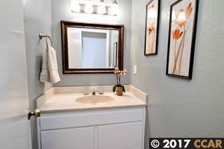 1/2 baño en la planta baja - 133 Lawnview Cir