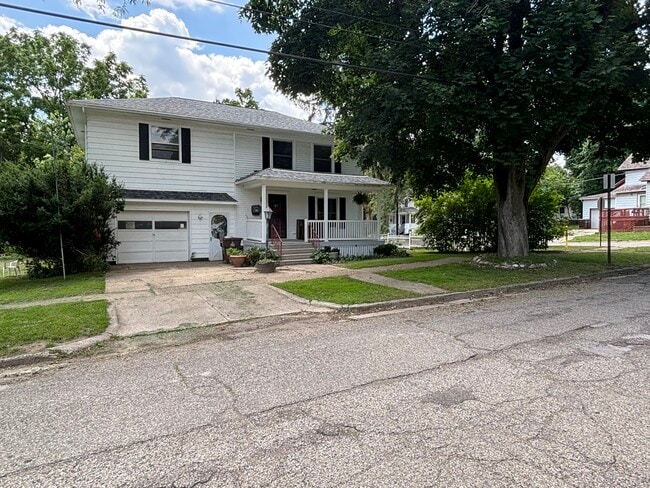 Photo - 200 E Pine St