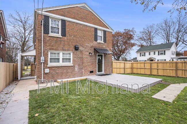 Photo - 318 E Angela Blvd