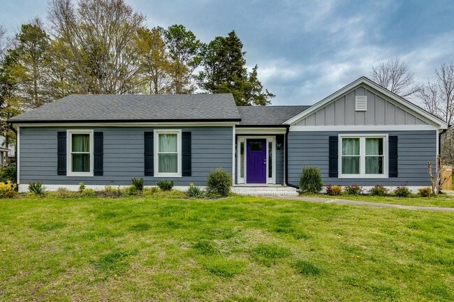 Building Photo - Beautiful 3 bedroom 2 full bath Ranch on a cul-de-sac in Charlotte's Walnut Creek community.