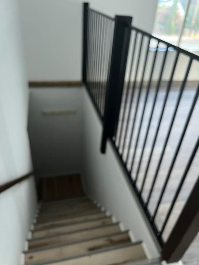 Photo - Sutherlin Upstairs 2 bedroom apartment on Comstock