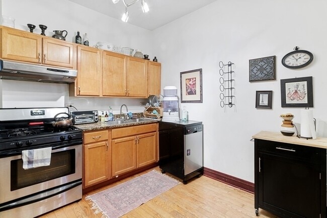 kitchen - 1818 N Albany Ave Unit 1