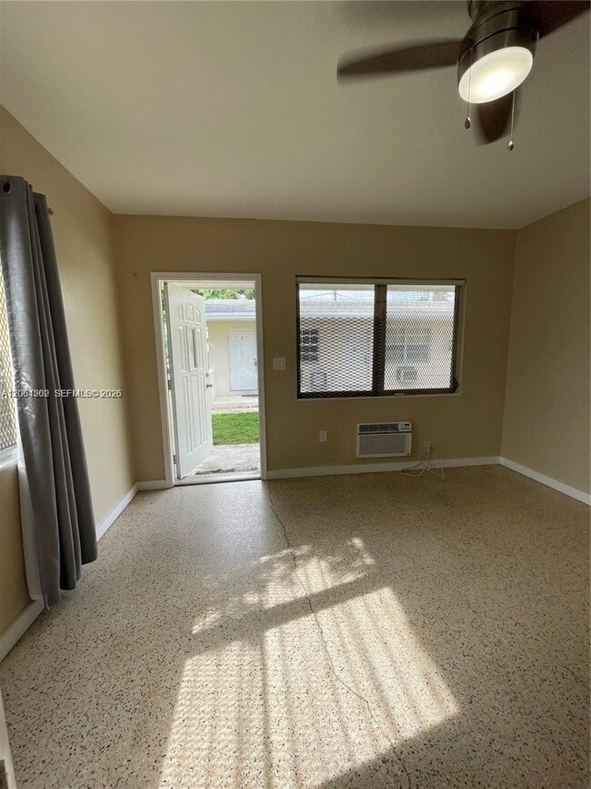 Building Photo - 940 SW 4th St Unit 2