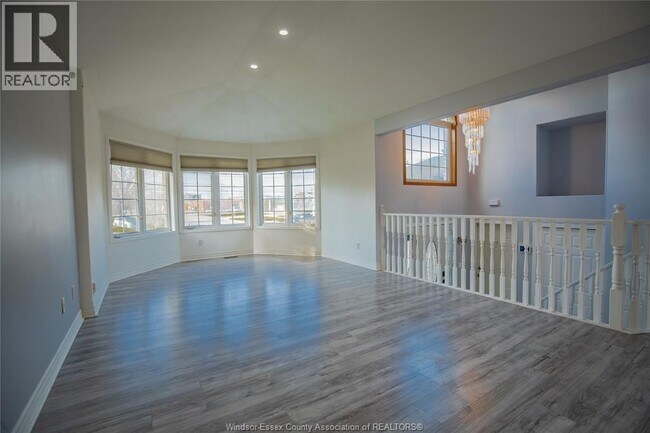 Photo - 569 Cabana Road E