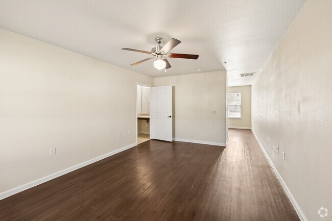 2BR, 2BA - 1,006SF - Living Room