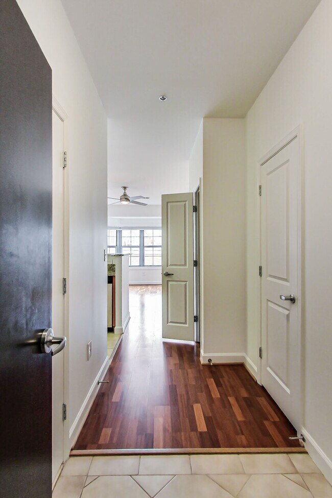 Photo - Sunny top-floor studio! Unit 904 - 1