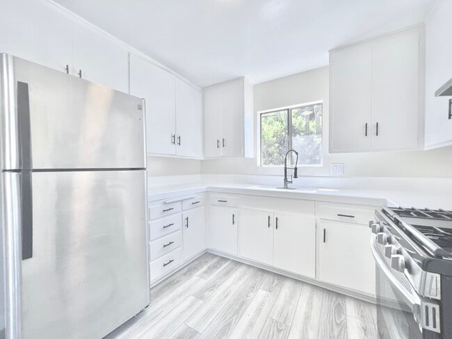 Photo - 10860 Blix St