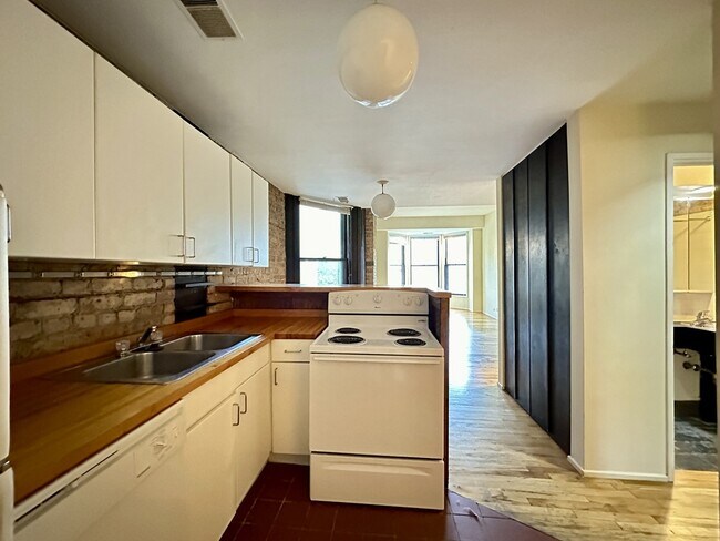 Photo - 616 W Surf St Unit J01W