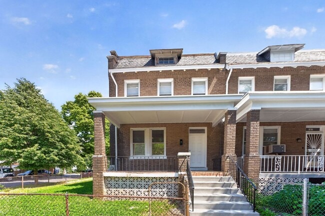 Building Photo - Spacious 6BR Rowhome in Prime DC Location