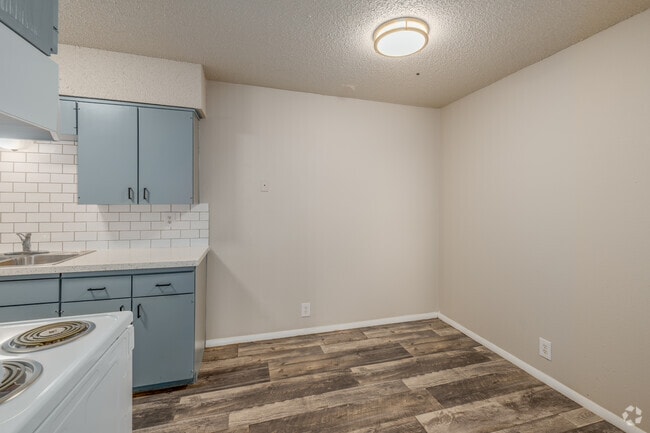 1BR, 1BA - 740SF - Dining Room