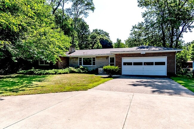 Building Photo - 2003 Lakeshore Dr Rental