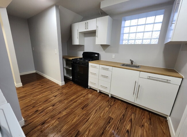 Building Photo - Bright 2 Bed / 1 Bath Apartment in Hammond — Water & Internet Included Unit C