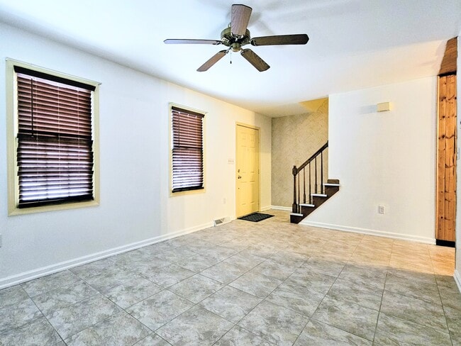 Photo - 160 Northwood Ct