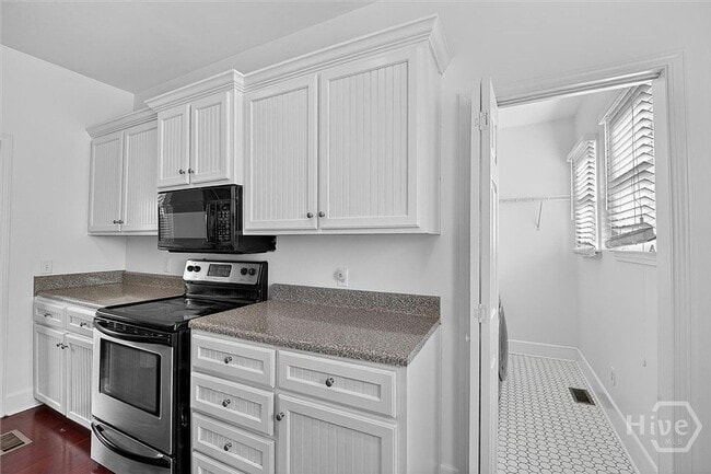 Photo - 506 E 31st St
