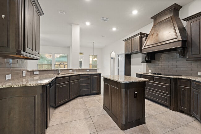 Photo - 105 Live Oak Dr