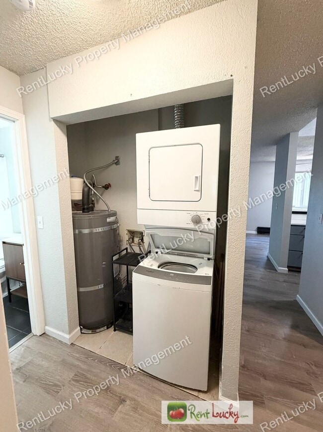 Photo - Wonderful 2 Bedroom Condo in Federal Way! 2 Parking Spaces and Great Layout!
