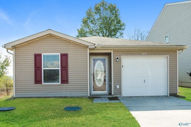 Photo - 142 Cloverbrook Dr House