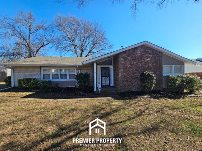 Photo - Large 4 Bedroom Home for Rent in Memphis | Hardwood Floors, Fireplace & Fenced Yard