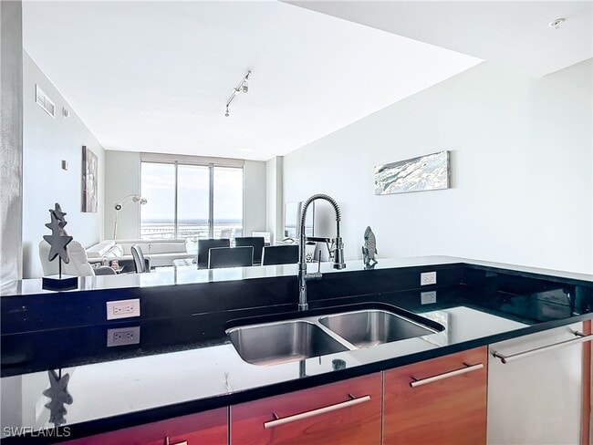 Building Photo - 3000 Oasis Grand Blvd