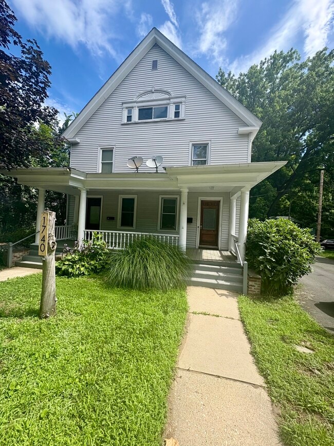Building Photo - 1740 Farmington Ave Rental