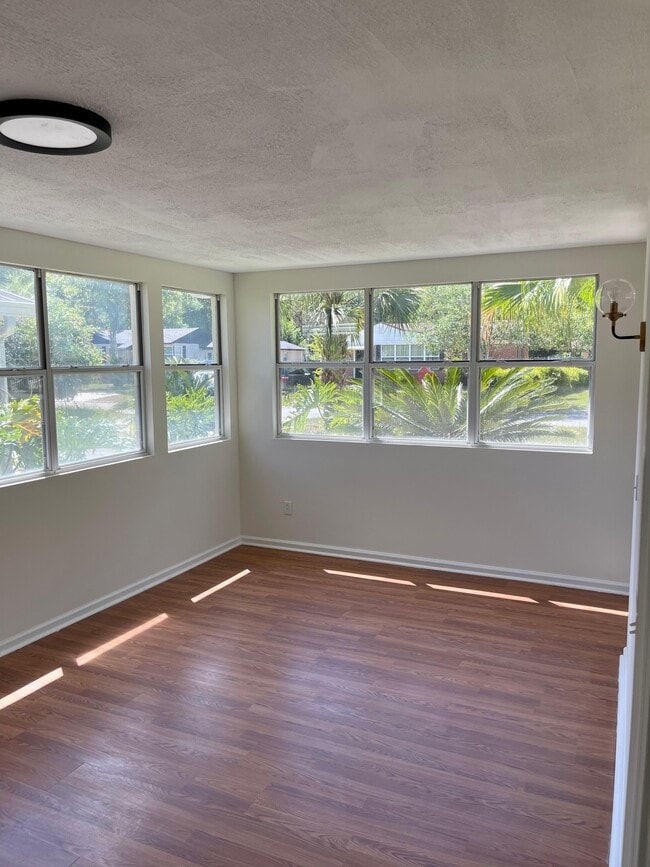 Building Photo - 1927 Lakewood Cir N Rental