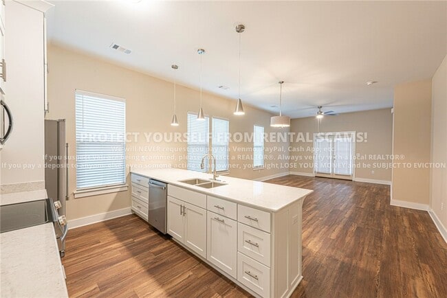 Building Photo - 886 S Hill Ave